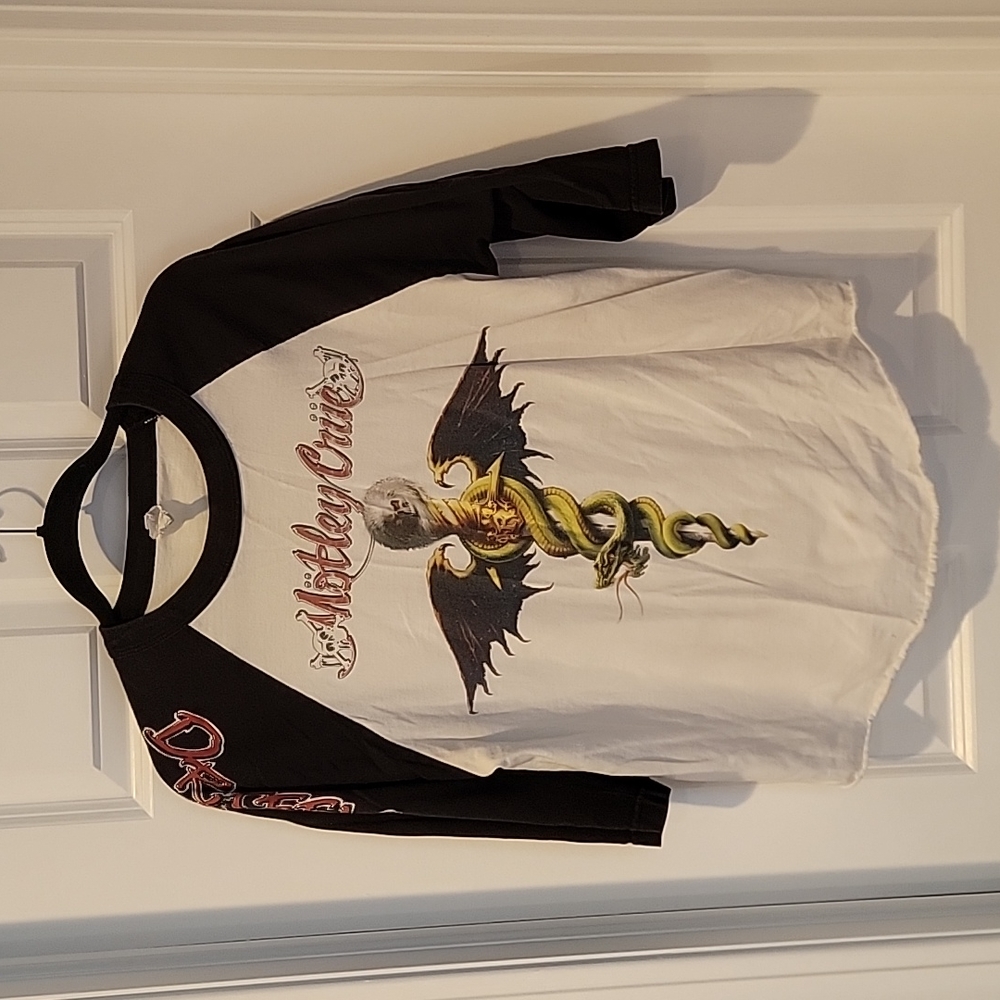 Motley cruel concert shirt 3/4 length softball style tshirt med